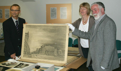 Drei Personen präsentieren eine Zeichnung des Architekten Kunz Nierade.