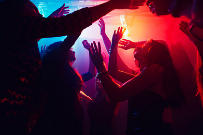 Feiernde und tanzenden Menschen in einen Club