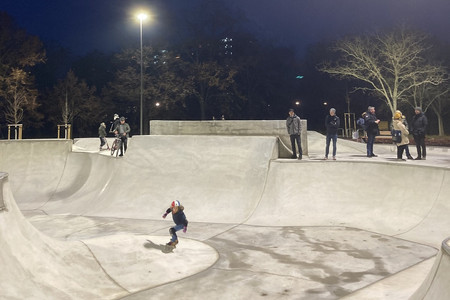 Skateboarder unterwegs in den Betonwannen im Skatepark Grünau