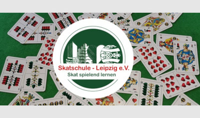 Logo der Skatschule Leipzig e.V. Skat spielend lernen auf einem Hintergrund aus Skatkarten.