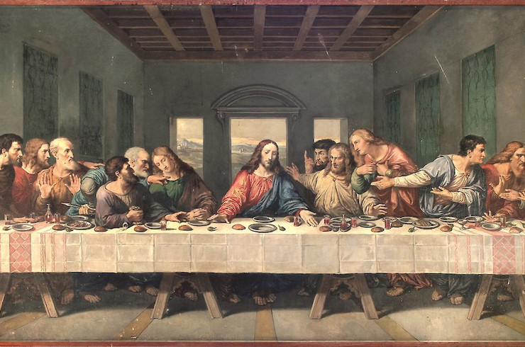 Jesus Christus sitzt mit den zwölf Aposteln am gedeckten Tisch