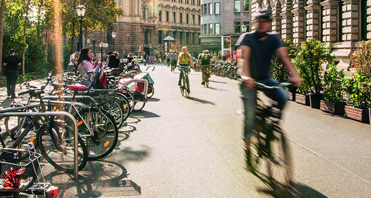 Auf einer Straße in Leipzig ist im Vordergrund ein Radfahrer zu sehen.