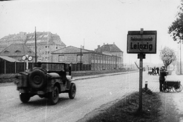 Einfahrt eines Geländewagens der amerikanischen Streitkräfte nach Leipzig im Frühjahr/Sommer 1945.