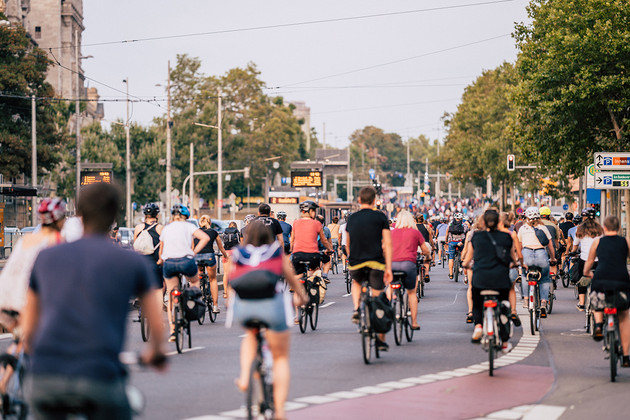 Viele Menschen auf Fahrrädern auf dem Leipziger Ring