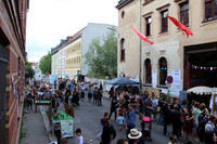 Menschen flanieren auf dem Sommerfest 2016 des Westflügels in Lindenau.