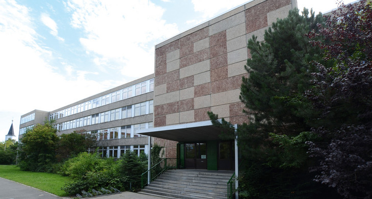 Gebäudeansicht Grundschule - 90. Schule