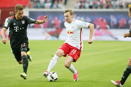 Zu sehen ist der Leipziger Stürmer Emil Forsberg im Kampf gegen zwei Verteidiger beim Heimspiel von RB Leipzig in der Red Bull Arena
