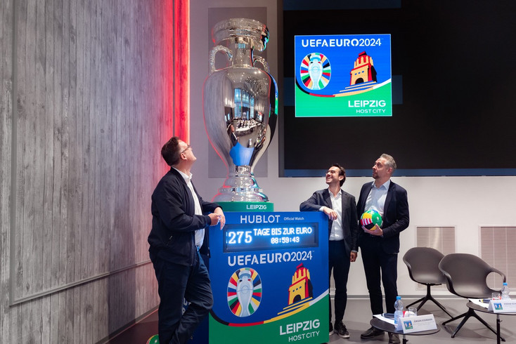 Ulrich Wolter, Jürgen Eißmann und Stefan Schedler blicken auf den EM Pokal
