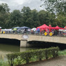Blick auf die Sachsenbrücke mit verschiedenen Infoständen zum Brückenfest 2018