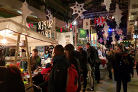 Viele Besucher an den Ständen des Weihnachtsmarktes auf dem Gelände des Werk 2