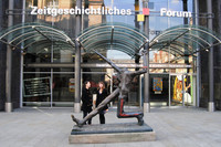 Eingangsbereich des Zeitgeschichtlichen Forums Leipzig. Davor die Skulptur"Jahrhundertschritt" von Wolfgang Mattheuer