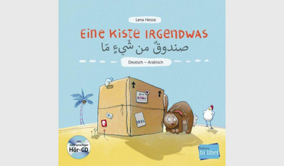 Cover des Buches Eine Kiste Irgendwas von Lena Hesse. Zeichnung von einem Hasen, der ein Ohr an ein Paket gelegt hat. Das Paket steht mitten in der Wüste. Im Hintergrund sind eine Palme und ein Huhn.