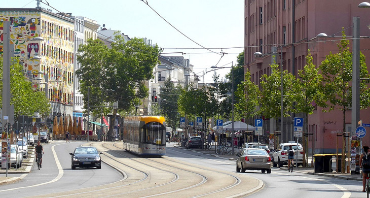 Autos und Straßenbahn auf der Karl-Liebknecht-Straße