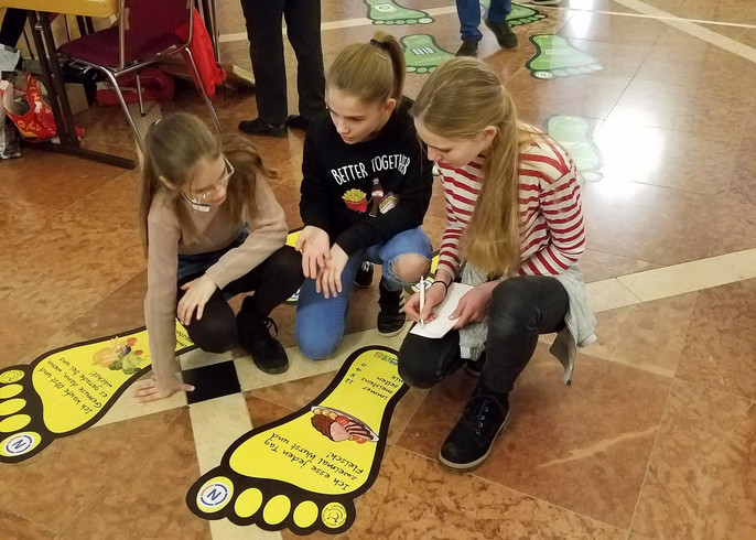 Drei Mädchen vor der "ökologischen Fußspur" beim FamilienSpieleFest.