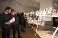 Besucher des Grassi-Museums für Angewandte Kunst betrachten Ausstellungsstücke der Jasper-Morrison-Schau