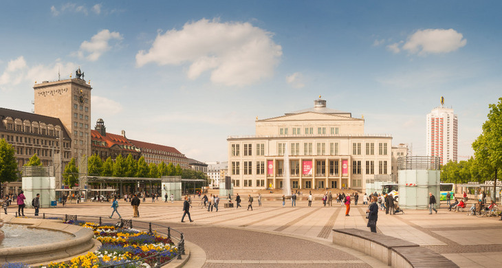 Der Augustusplatz mit Oper und Krochhochhaus.
