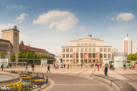 Der Augustusplatz mit Oper und Krochhochhaus.