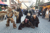 Als Perchten Verkleidete posieren auf dem Leipziger Weihnachtsmarkt