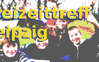 Jubelnde Jugendliche mit Schriftzug Freizeittreff Leipzig
