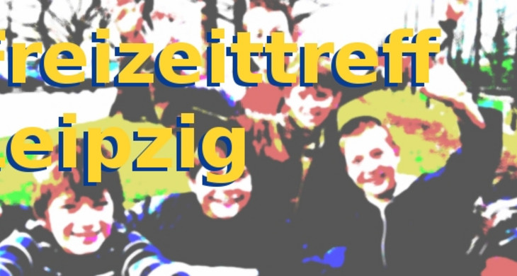 Jubelnde Jugendliche mit Schriftzug Freizeittreff Leipzig