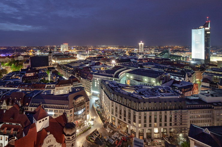 Luftbild vom Leipziger Zentrum mit City-Hochhaus bei Nacht