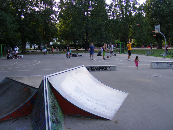 öffentliche Sportanlage im Clara Park mit Basketballkörben und Skaterrampen