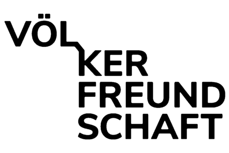 "Völkerfreundschaft" in schwarzen Großbuchstaben, das "Völ" ist abgesetzt.