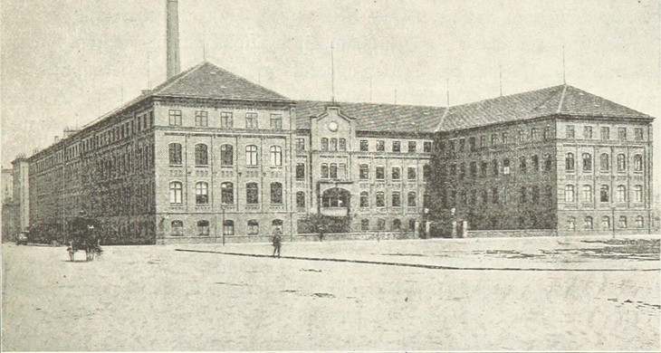 schwarz-weiß Skizze eines großen historischen Fabrikgebäudes mit Schornstein