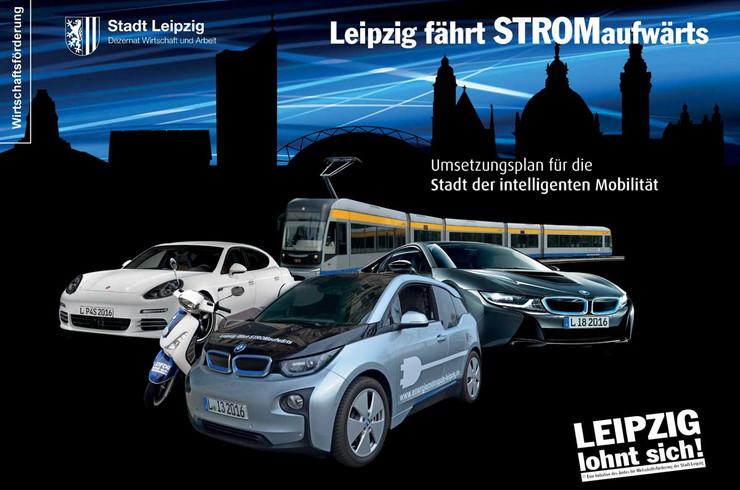 Plakat zum Thema Leipzig - Stadt für intelligente Mobilität. Vor einer dunklen Kulisse der Stadt sind verschiedene Elektroautos, eine Elektroroller und dahinter einen Straßenbahn sichtbar. Darauf steht: Leipzig fährt STROMaufwärts