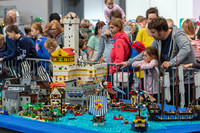 Viele Besucher der Messe modell-hobby-spiel schauen sich eine Legolandschaft mit Schiffen, Festung und Hafen an