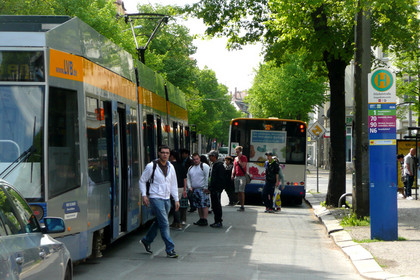 Bus und Straßenbahn mit Fahrgästen am Stöckelplatz