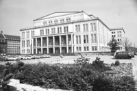 Altes Schwarz-Weiß-Bild der Leipziger Oper im Jahr 1975