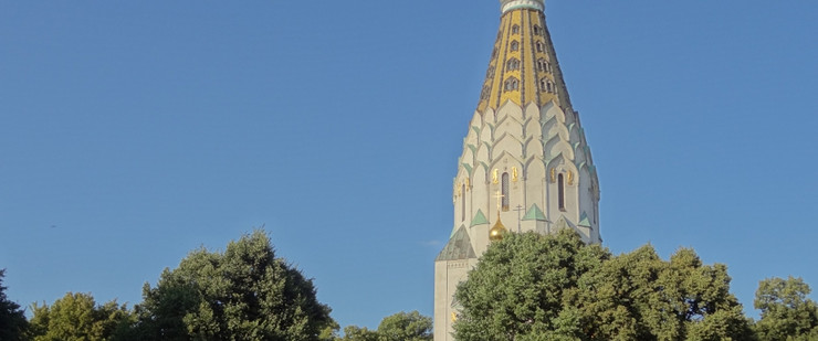Turm der Kirche mit Goldener Spitze