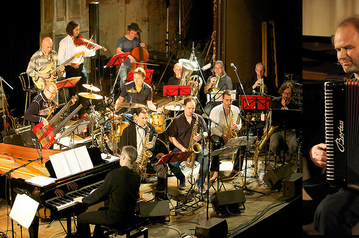 Viele Musiker mit verschiedenen Instrumenten des LeipJAZZig-Orkester auf einer Konzertbühne