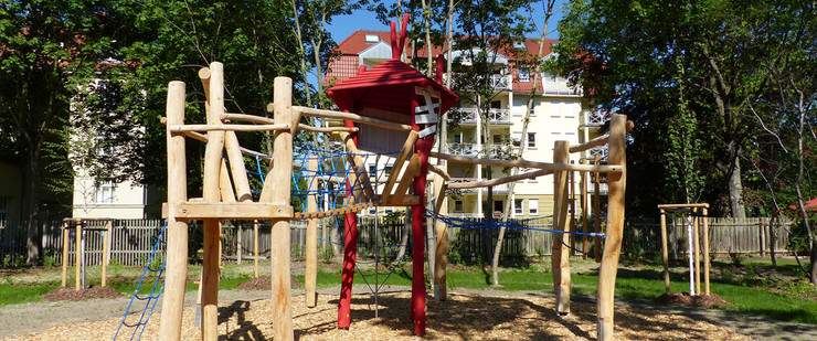 Kletterkombination mit Holzbalken und Seilen auf einem Spielplatz