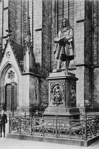 Abbildung einer Postkarte von 1900 zeigt das Leibniz-Denkmal am damaligen Standort vor der Thomaskirche