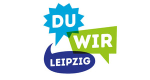 Das Logo des Jahres der Demokratie 2018 zeigt drei blaue und grüne Sprechblasen, auf denen jeweils ein Wort zu lesen ist: Du. Wir. Leipzig.