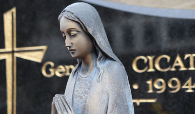 Foto einer Maria Figur auf einem Friedhof