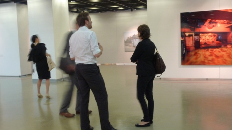 Blick auf Besucher der Galerie, welche die Bilder der Ausstellung "Neue Leipziger Schule" in einer Galerie in Seoul ansehen