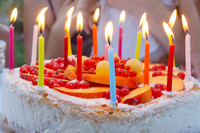 Geburtstagstorte mit bunten, brennenden Kerzen
