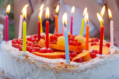 Geburtstagstorte mit bunten, brennenden Kerzen