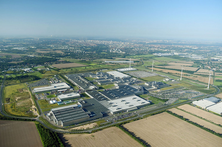 Großes Werksgelände mit mehreren Gebäuden von BMW in Leipzig aus der Luft.