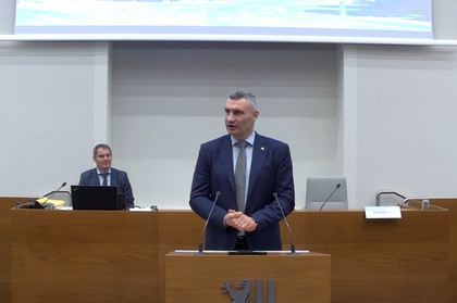Vitali Klitschko steht am Rednerpult der Ratsversammlung