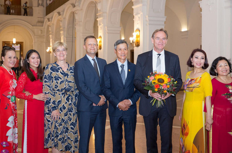 Gruppenbild mit Vertretern der Stadt Leipzig und der Vietnamesischen Botschaft und Vertreterinnen des Vereins Vietnamesen in Leipzig