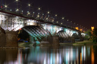 Eine schön beleuchtete Brücke bei Nacht in Warschau