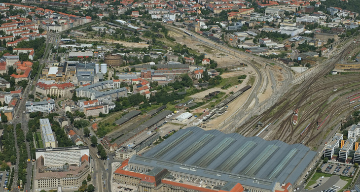 Luftaufnahme des Geländes des Eutritzscher Freiladebahnhofs. Deutlich sichtbar ist der Hauptbahnhof mit seinen Gleisanlagen.