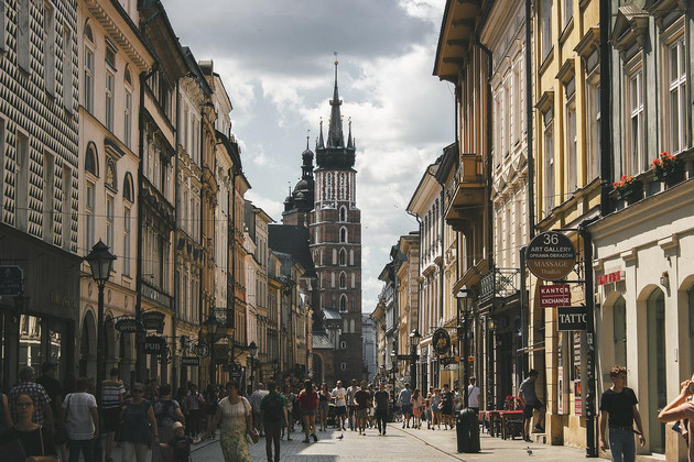 Blick auf die Marienkirche in Krakau, Ansicht durch eine belebte Fußgängerzone historischen Gebäuden