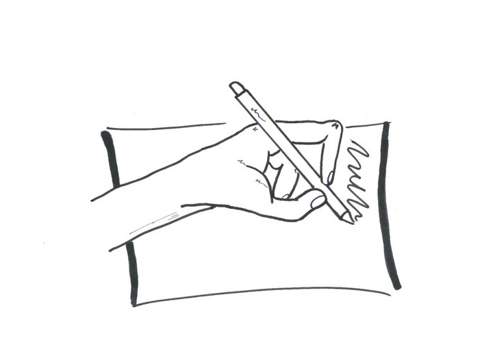Zeichnung einer linken Hand, die einen Stift hält und gegen den Körper schreibt. Dabei liegt das Schreibpapier um 90 Grad nach rechts gedreht zum Körper.