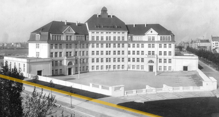 Schwarz-Weiß-Foto des Schulgebäudes der Neuen Nikolaischule