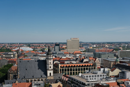 Stadtansicht aus der Luft: Im Hintergrund ist der Zoo, vorn die Nikolaikirche und wieder hinten das Westin Leipzig (von links)